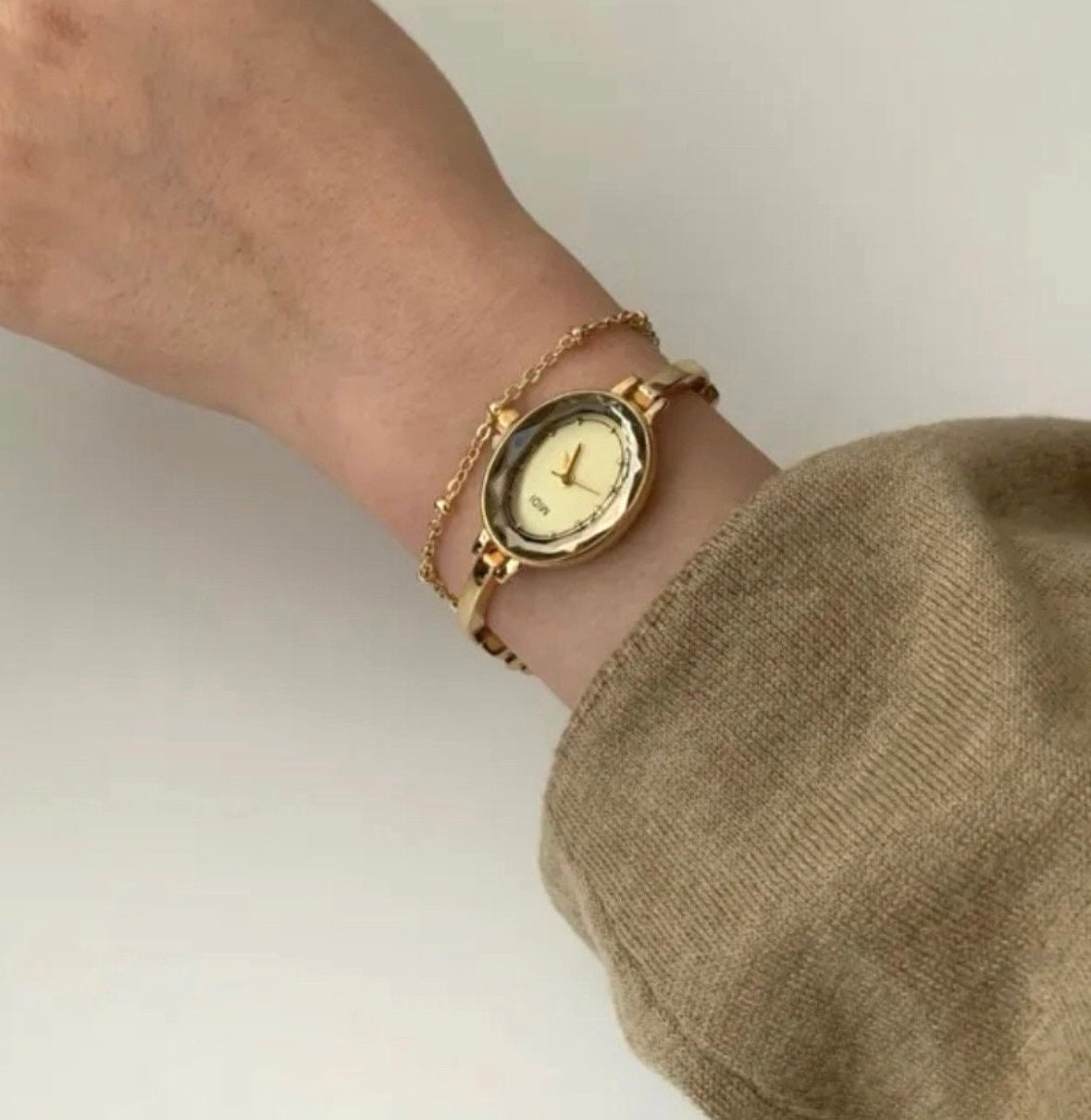 Vintage-inspired Gold Bracelet Watch