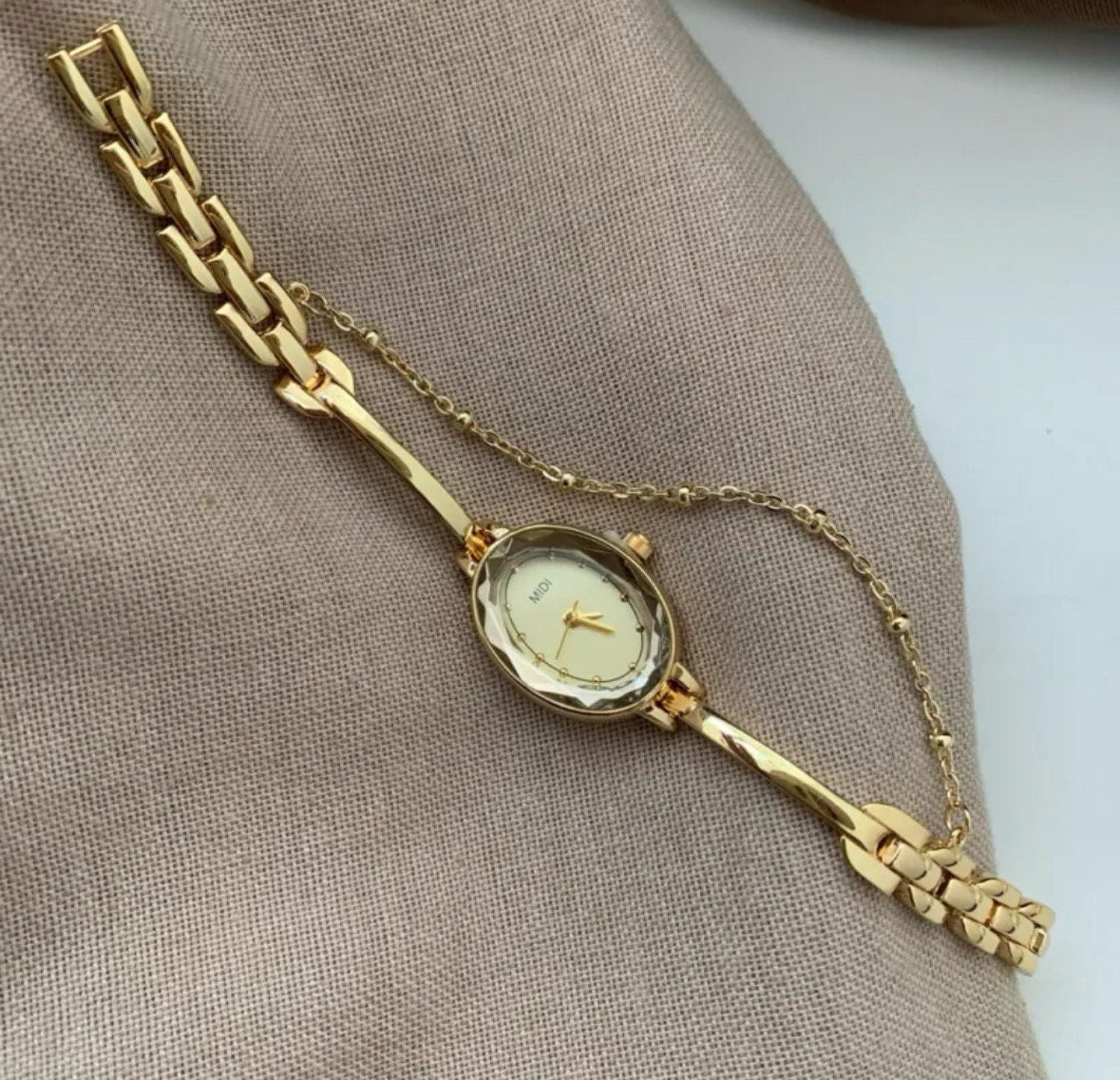 Vintage-inspired Gold Bracelet Watch