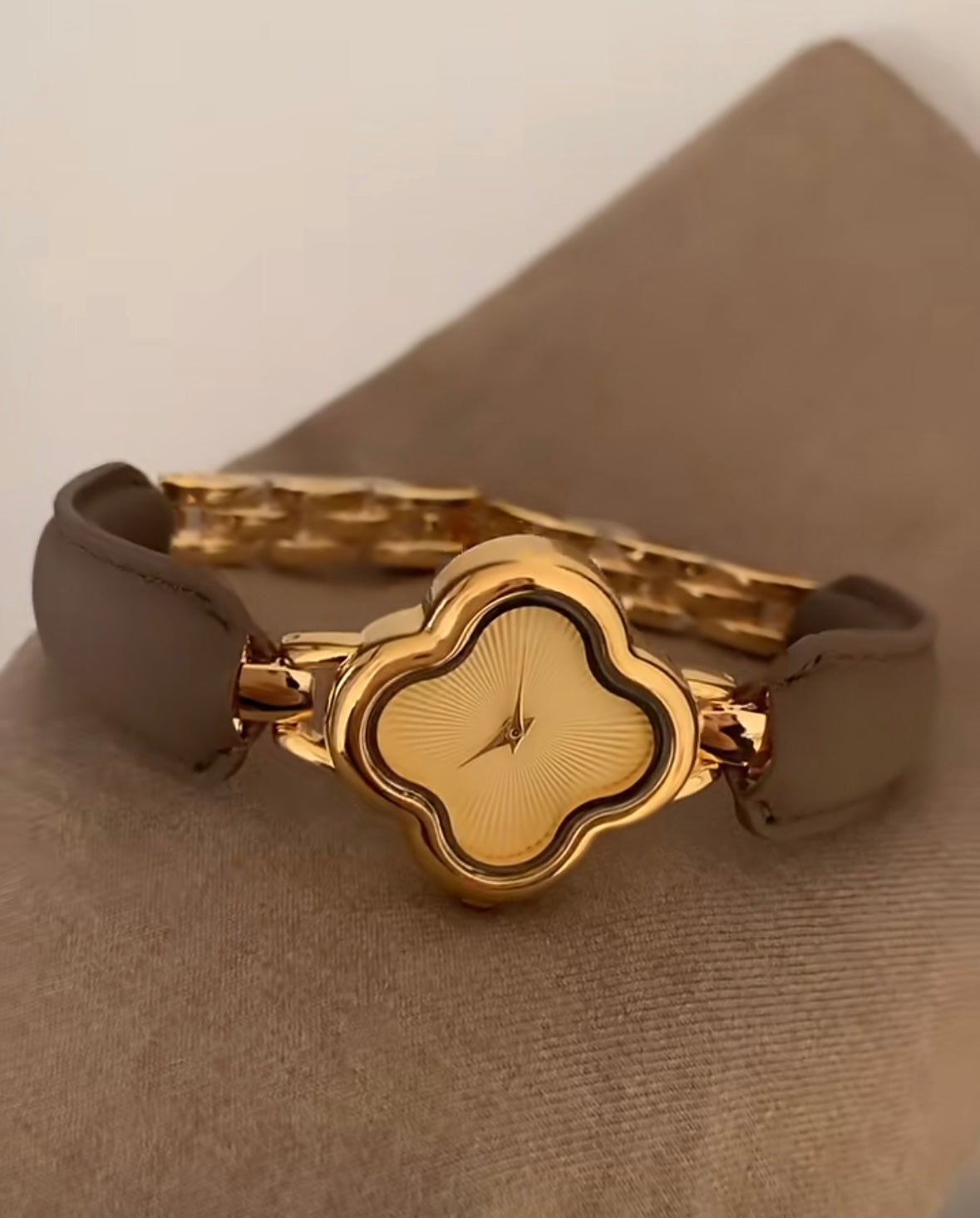 Clover Leather Strap Bracelet Watch